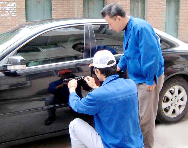 封丘汽车钥匙丢在车里面怎么办?